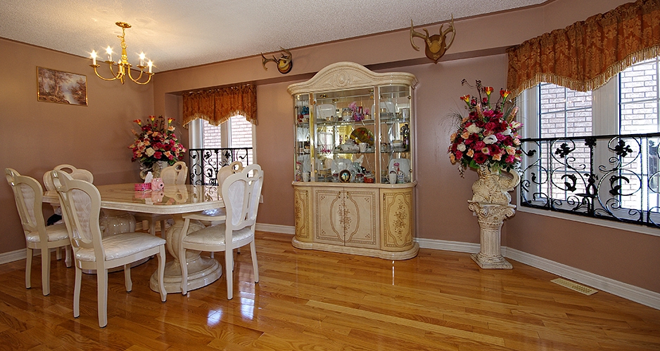 Detached House for Sale 70 Metcalfe Dr Bradford Ontario Canada