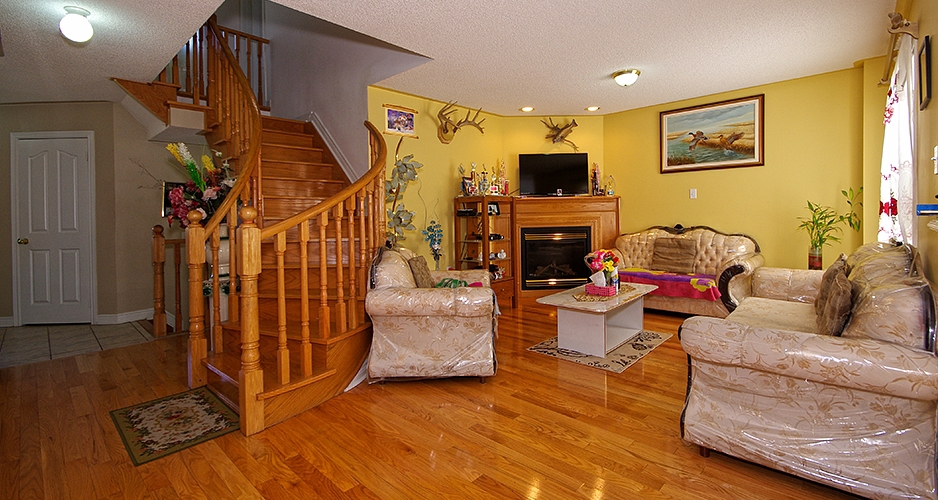 Detached House for Sale 70 Metcalfe Dr Bradford Ontario Canada