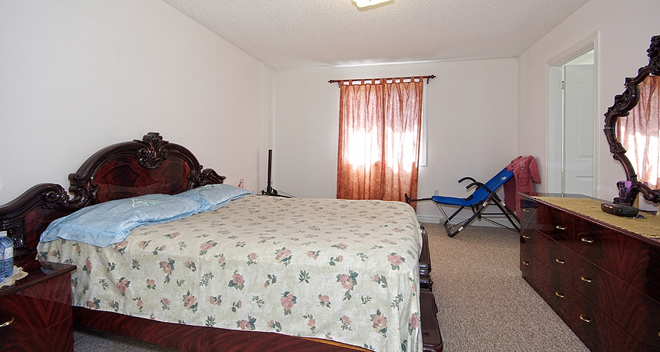 Detached House for Sale 70 Metcalfe Dr Bradford Ontario Canada