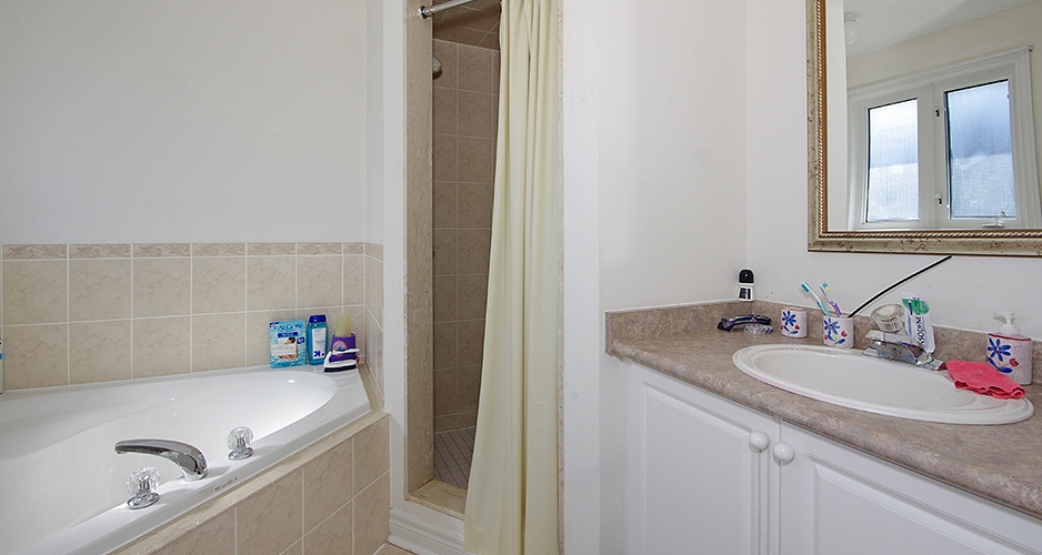 Detached House for Sale 70 Metcalfe Dr Bradford Ontario Canada