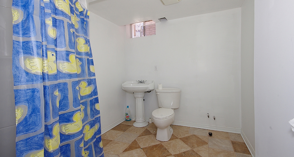 Detached House for Sale 70 Metcalfe Dr Bradford Ontario Canada