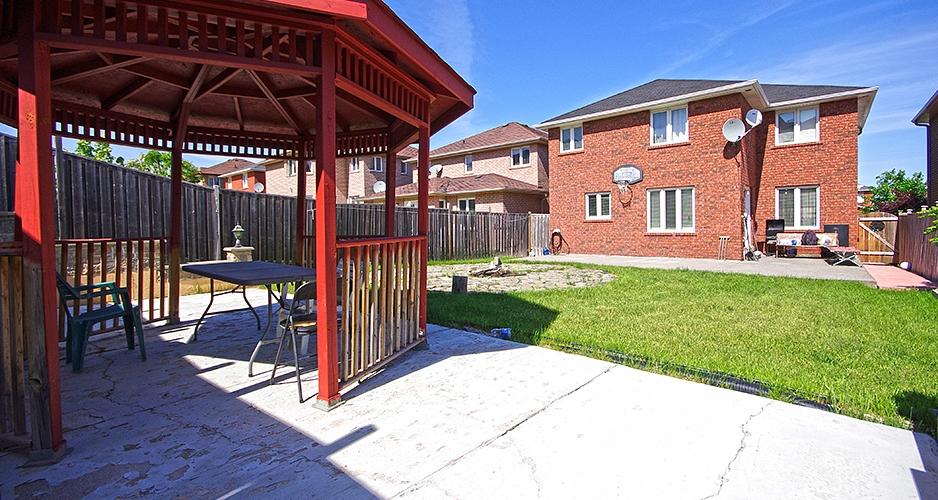 Detached House for Sale 70 Metcalfe Dr Bradford Ontario Canada