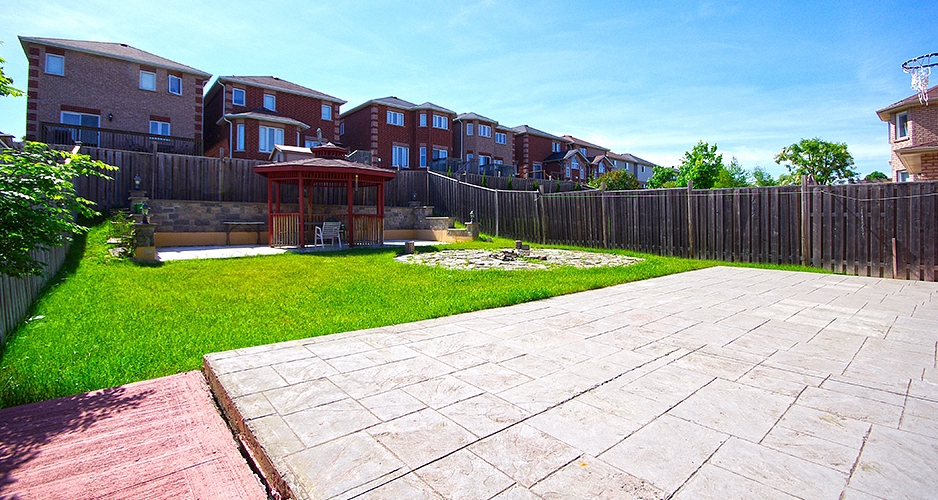 Detached House for Sale 70 Metcalfe Dr Bradford Ontario Canada