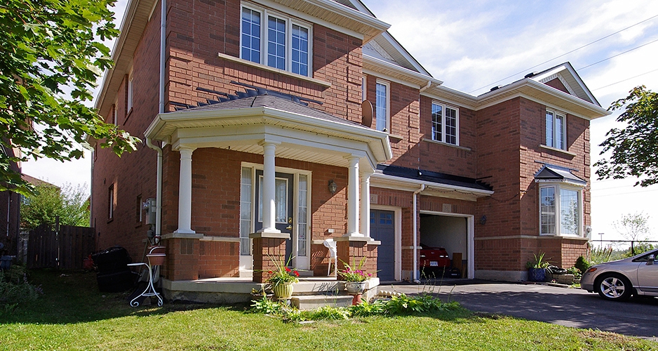Virtual tour slide show of home for sale in Brampton