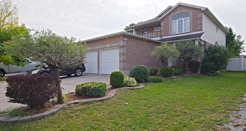 Virtual tour and slide show of detached home for sale in 157 Langlaw Dr, Cambridge