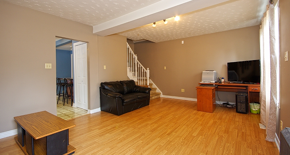 Virtual tour and slide show of detached home for sale in Hamilton