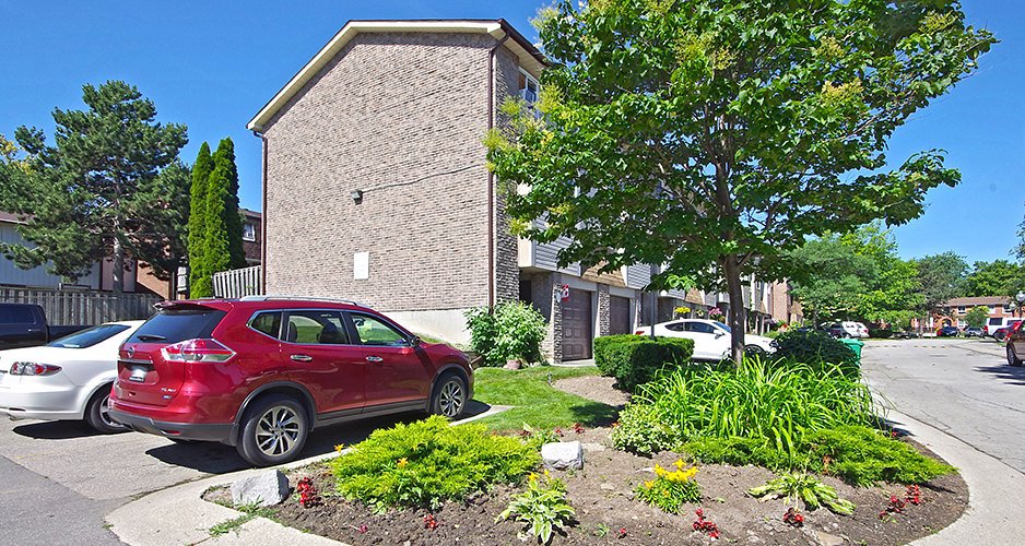 Virtual tour and slide show of town home for sale 2340 Bromsgrove Rd, Mississauga